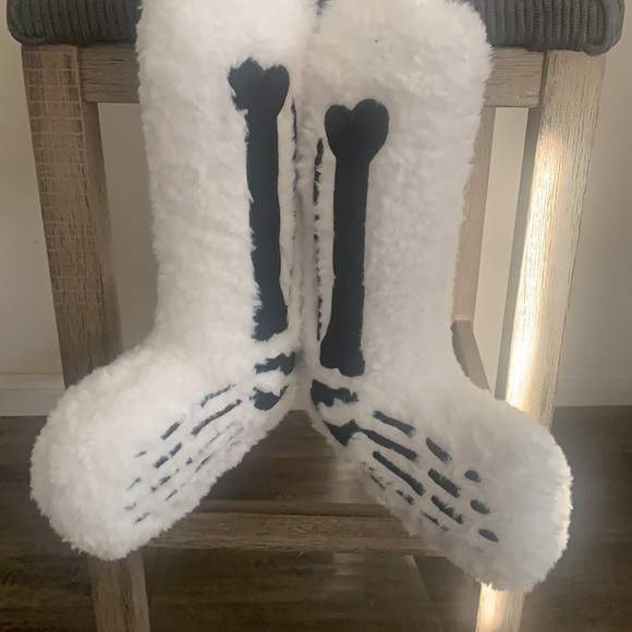 COPY - Halloween Storehouse Seasonal Life Size Skeleton Pillow. Brand New. - Picture 4 of 7